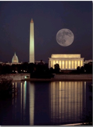 Moonrise over the Lincoln Memorial