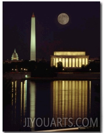 Moonrise over the Lincoln Memorial