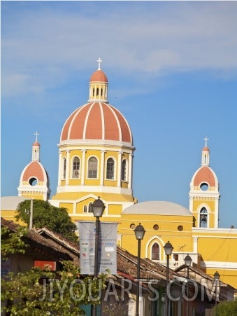 Calle La Calzada and Cathedral De Granada, Granada, Nicaragua, Central America